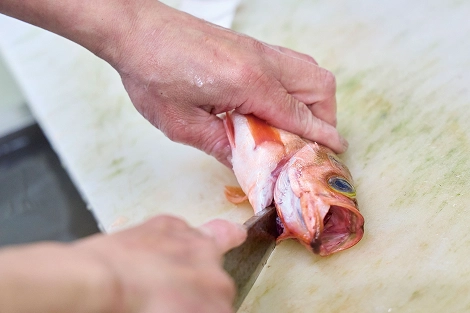 魚を捌いている様子