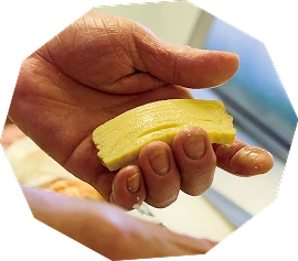 寿司を握る手