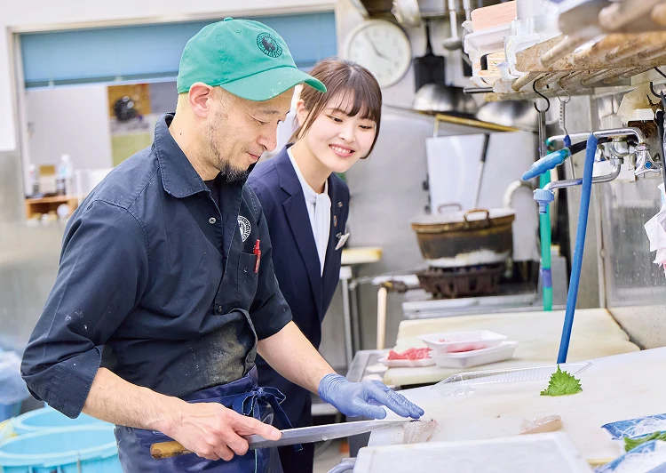 今月のあましんさん　樋口 海奈さん（東難波支店 2024年入庫）とさかな館の店長の岡田さん