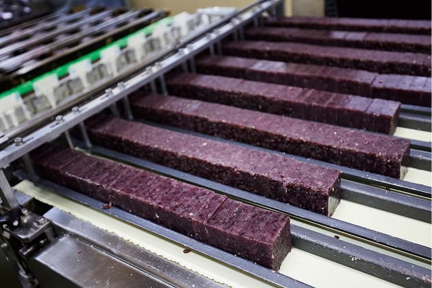 製造中の戎金鍔(えびすきんつば)