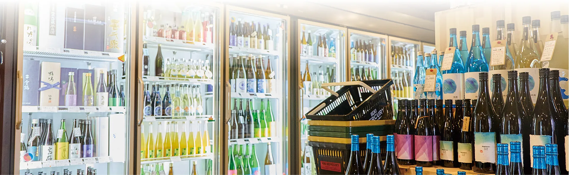 お酒が並ぶかどや酒店内