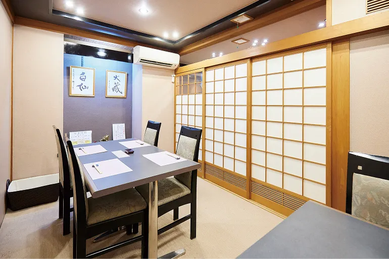 大蔵白仙 店内のテーブル席