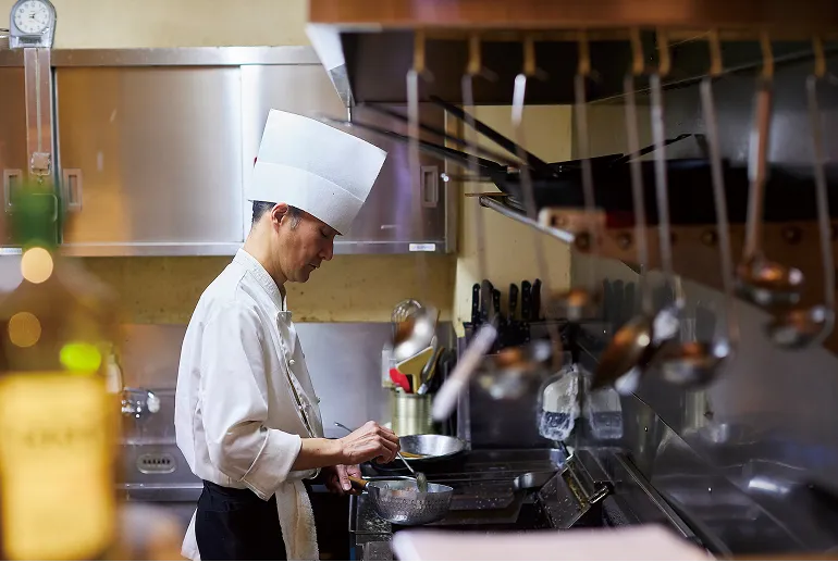 キッチンで料理中