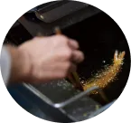 海老フライを揚げる様子