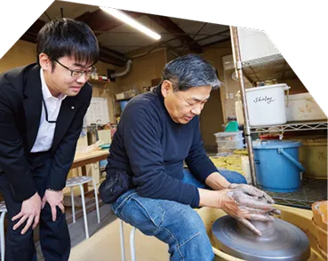 ろくろを回す代表取締役社長の小河さん