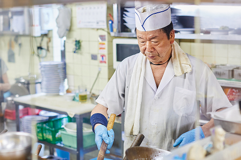 料理する店主