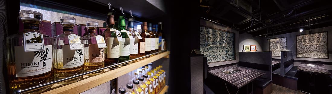 店内の座席と並べられたお酒