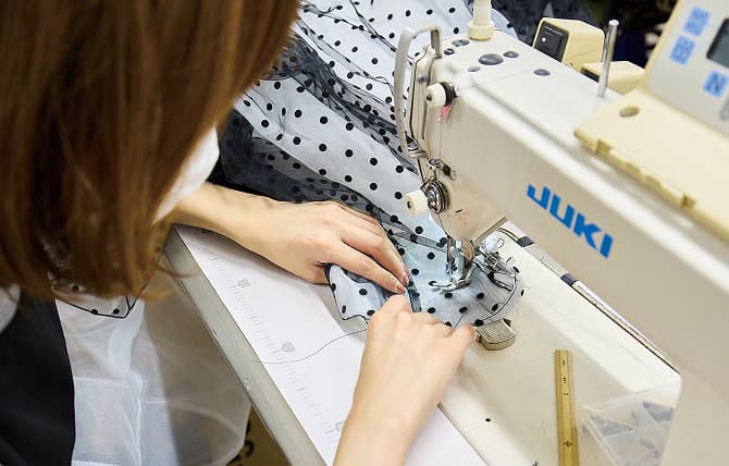 ドレスを製作するスタッフ