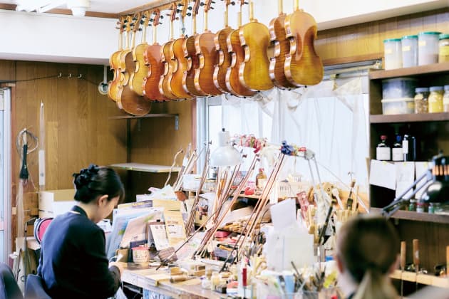 バイオリンを製作する職人