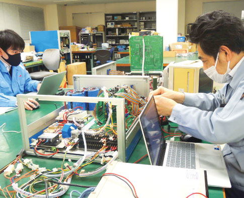 「職人の手仕事」ともいえる作業を繰り返す
