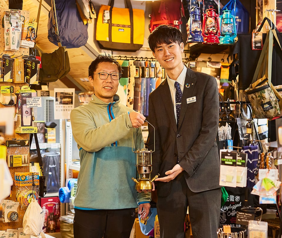 今月のあましんさん　松藤 陸さん（潮江支店 渉外係 2020年入庫）とFratelli IT 店主の糸田川達三さん