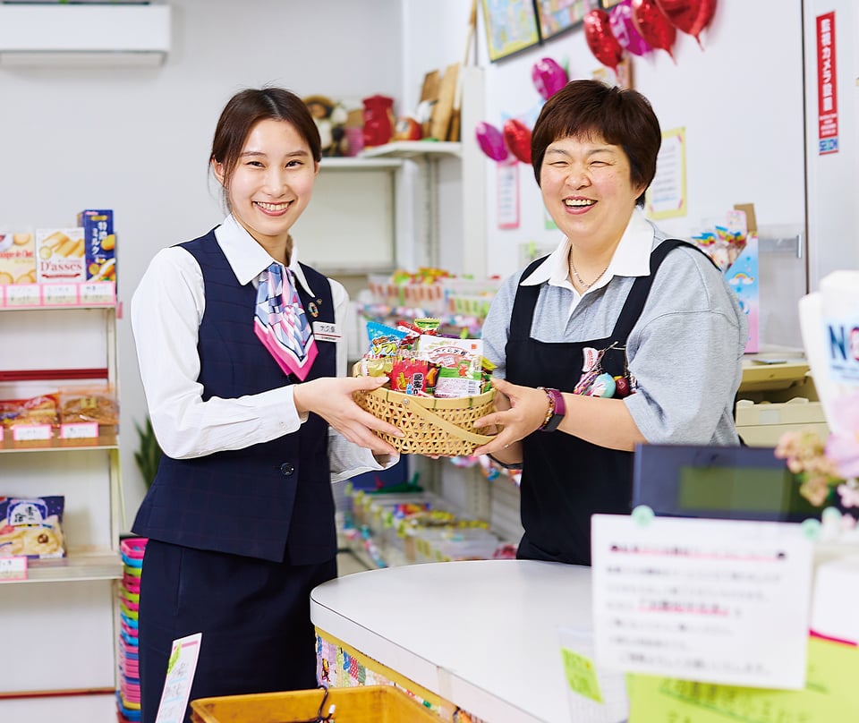 今月のあましんさん　大久保 玲菜さん（けま支店2021年入庫）とネオマート ヤマカワ店長の天満章子さん
