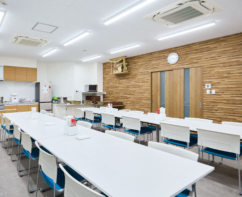 休憩や昼食に利用できる食堂スペース