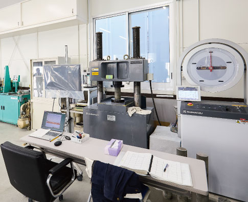 圧縮強度試験や空気量試験などを通して、高い品質を担保する