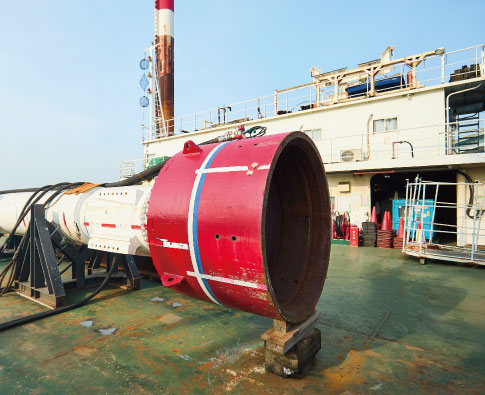 全国各地の海上工事に対応する船舶体制とスパッド固定方式による安定施工