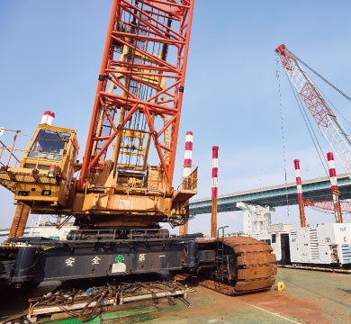 台船の上のクレーン