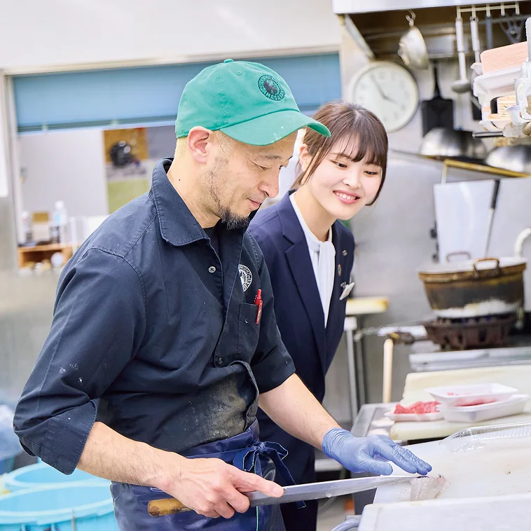 今月のあましんさん　樋口 海奈さん（東難波支店 2024年入庫）とさかな館の店長の岡田さん